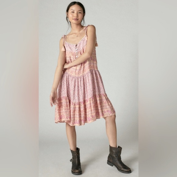 Lucky Brand Dresses & Skirts - NWT Lucky Brand Women’s Flouncy Contrasting Tiered Floral Print Tie Sleeve Dress